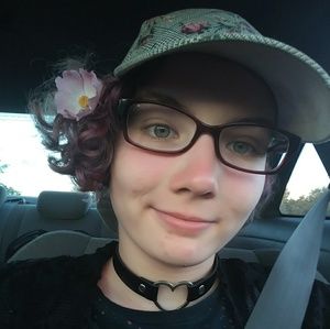 Meet your Posher, Holly